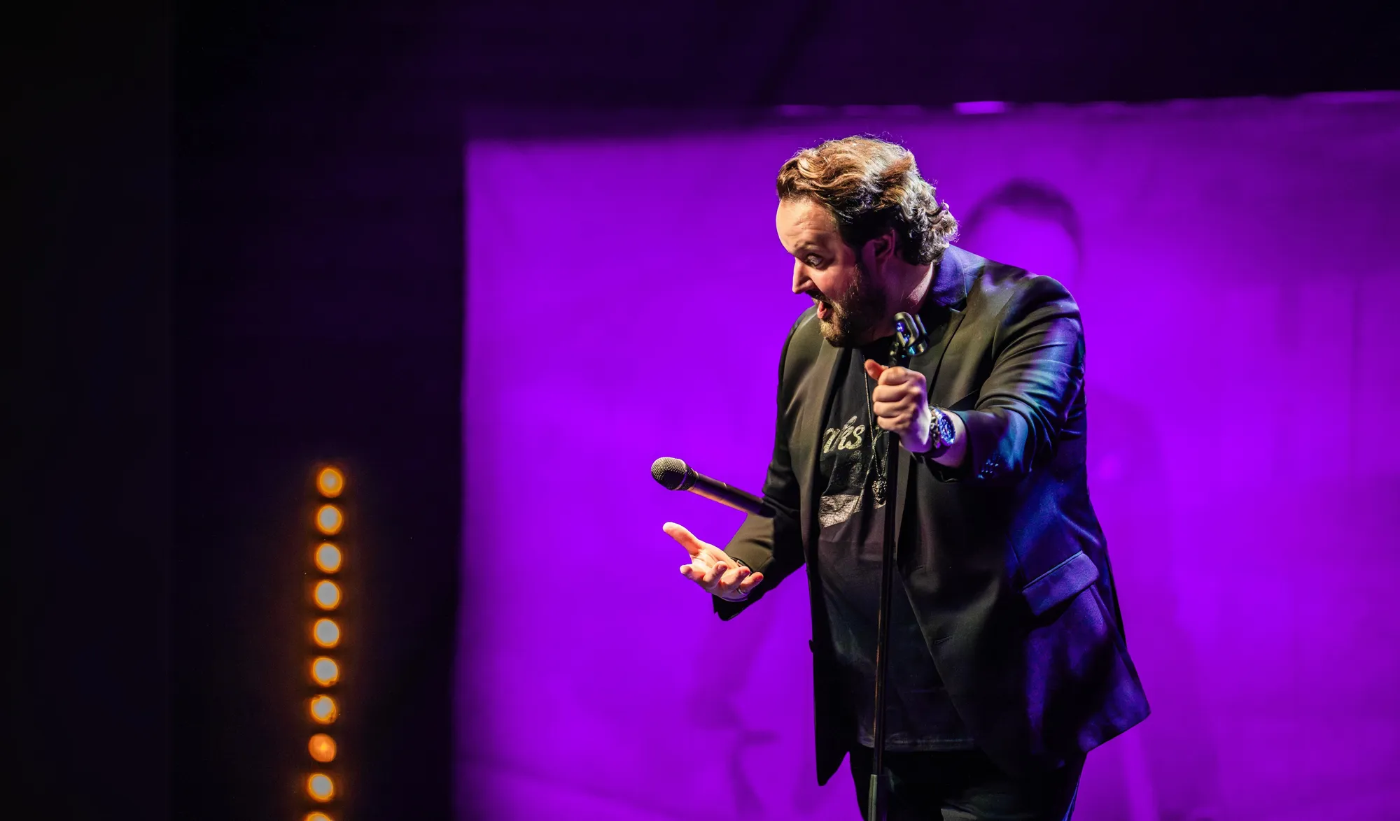 Sami Hedberg mikrofonin kanssa violetilla esiintymislavalla