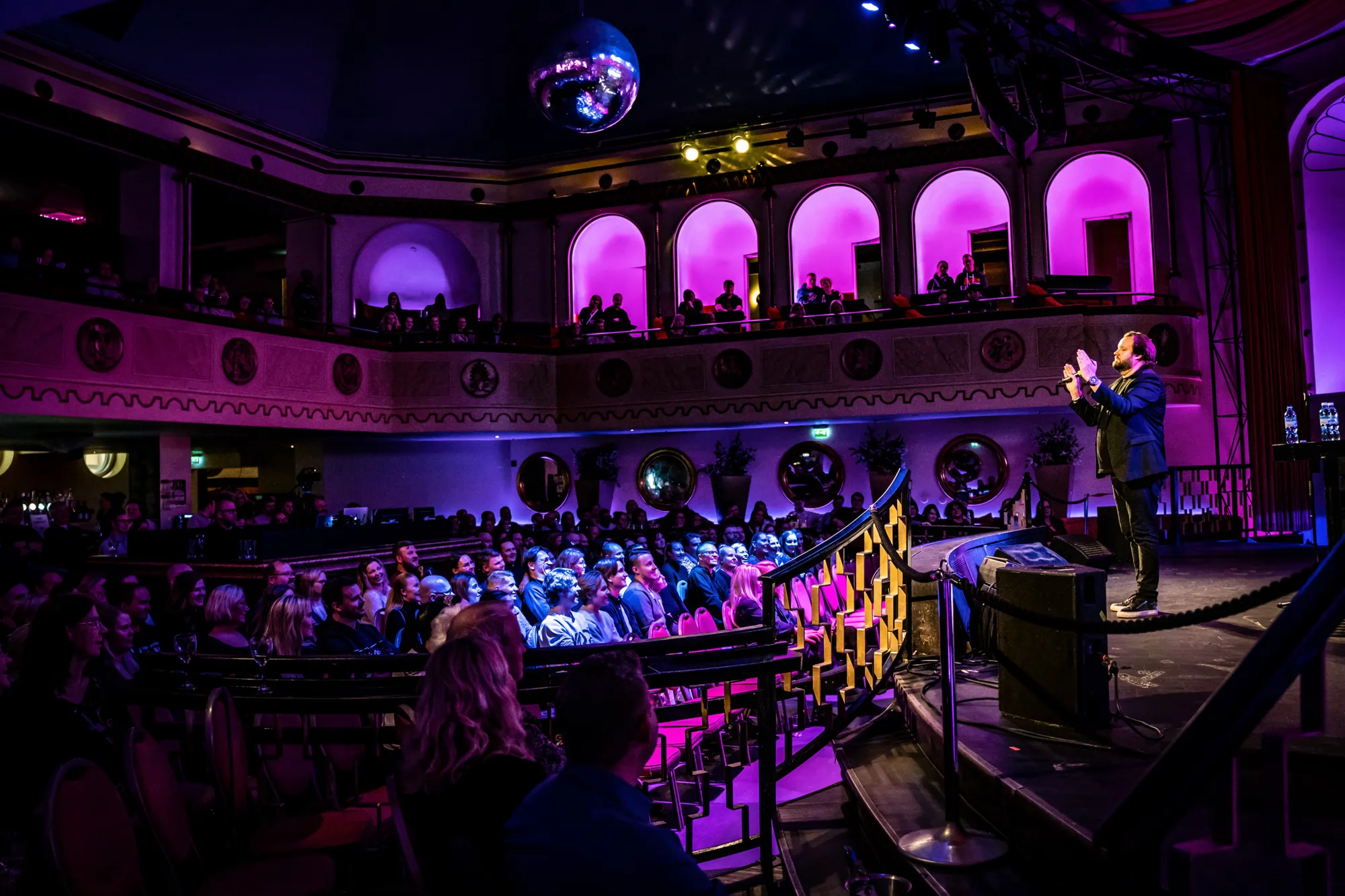 Sam's Comedy Clubin komediailta Helsingin Apollossa