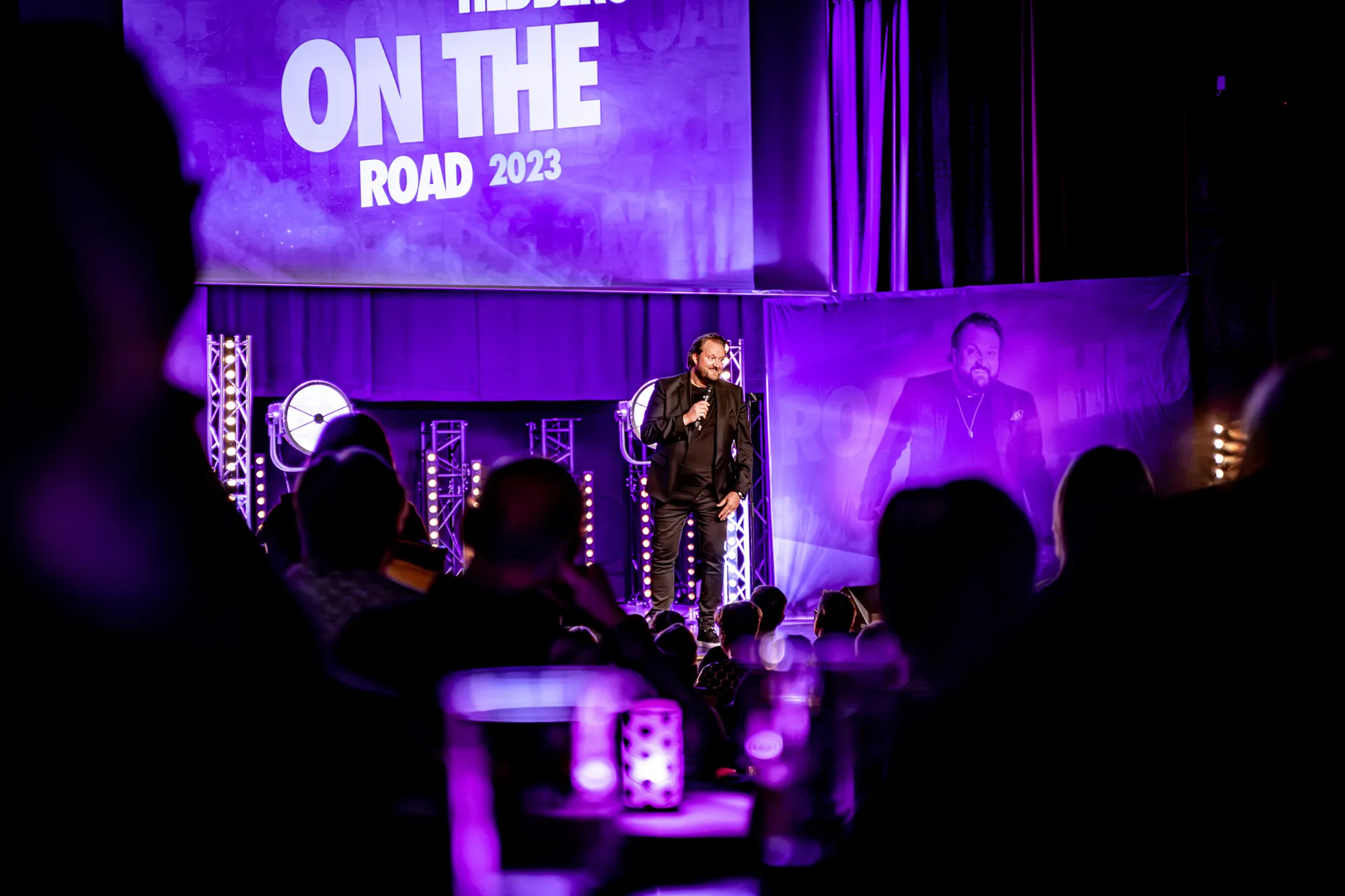 Sami Hedberg esiintyy yleisölle On the Road -kiertueella