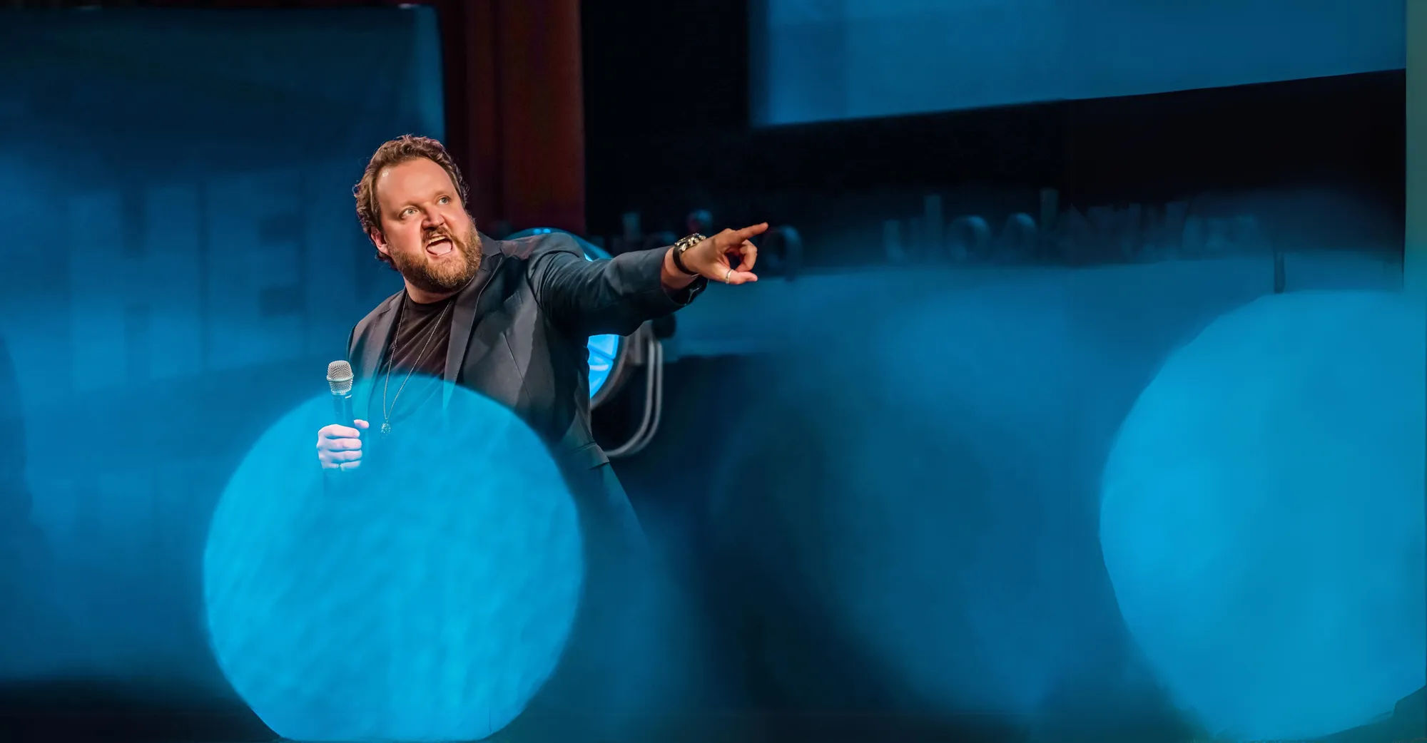 Sami Hedberg osoittaa yleisöön siniseksi valaistussa salissa