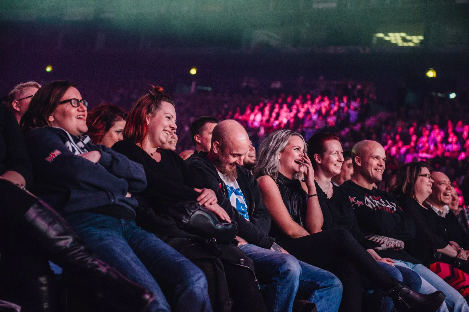 Eturivin yleisö nauraa Sami Hedbergin stand up -esityksessä