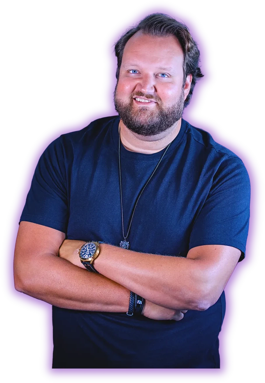 Sami Hedberg sinisessä paidassa kädet ristissä